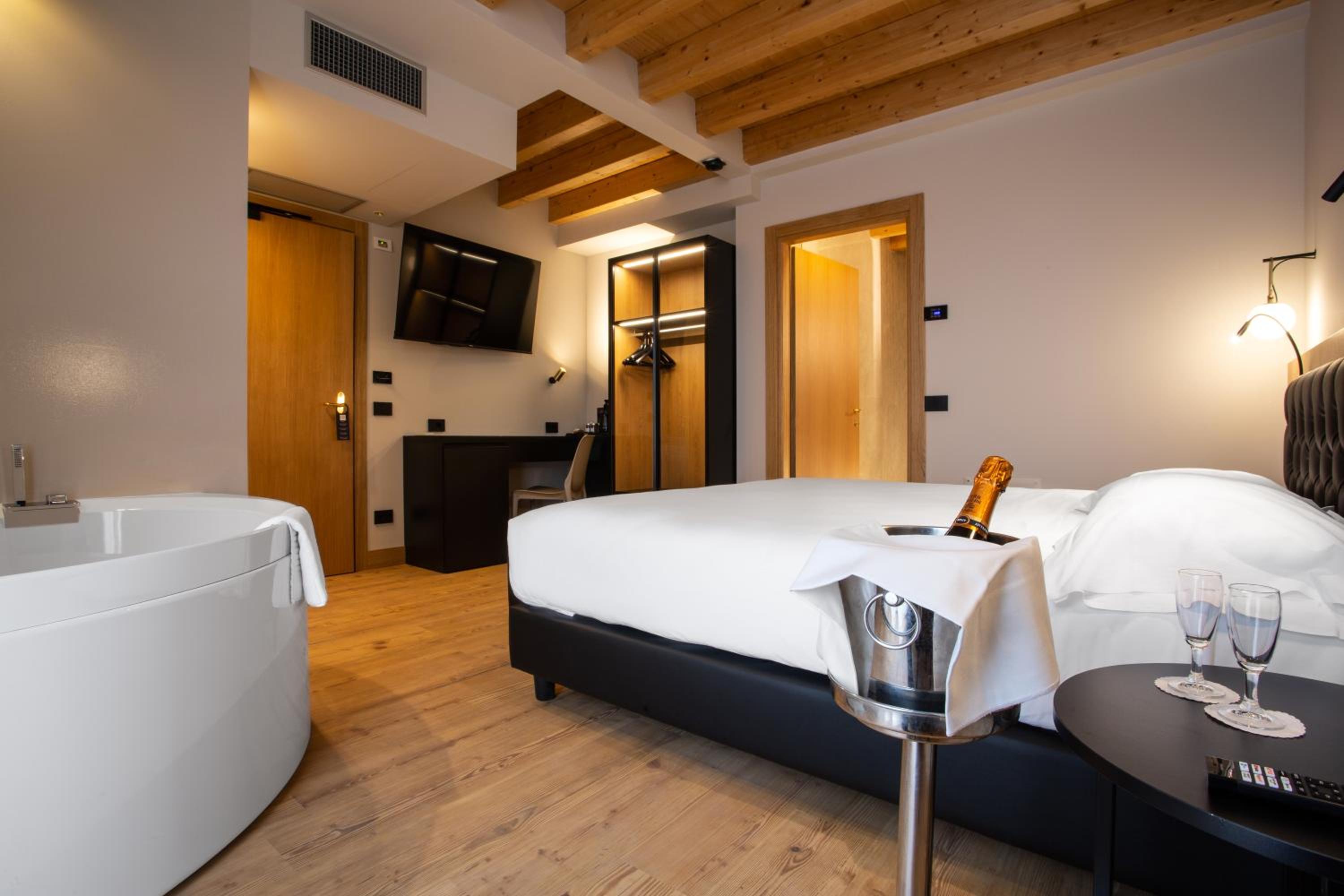 Room, King Bed, Hot Tub