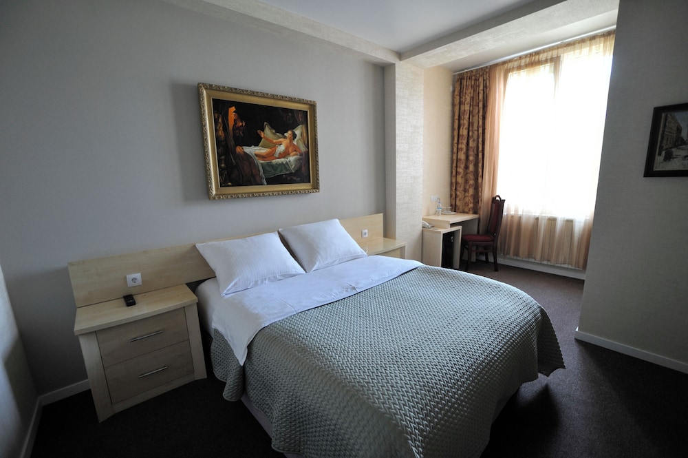 STANDARD, DOUBLE BED, CITY VIEW