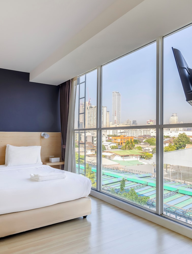 Solo Express Sukhumvit 81 18/57