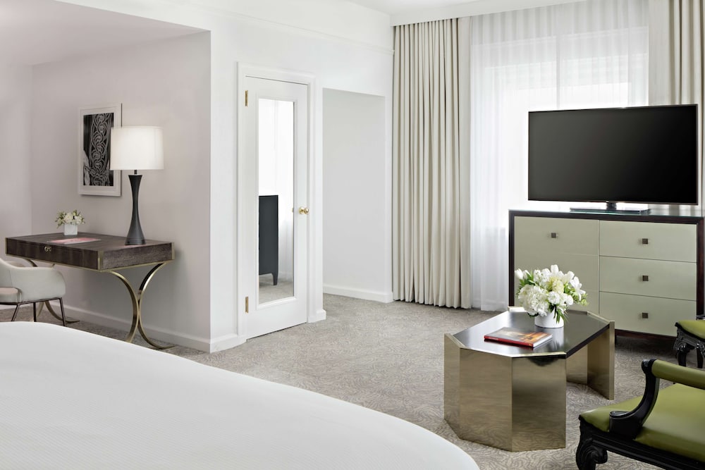 Amway Grand Plaza, Curio Collection by Hilton 25/65