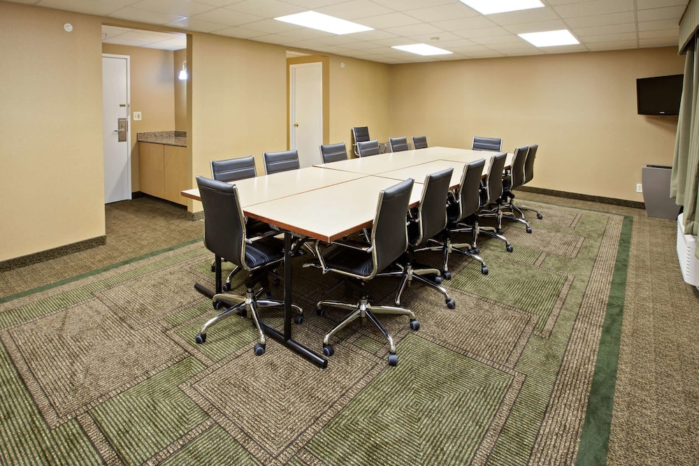 La Quinta Inn & Suites by Wyndham Nashville Airport 57/63