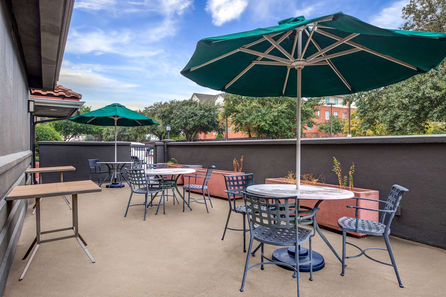 La Quinta Inn & Suites by Wyndham Dallas DFW Airport North 37/55