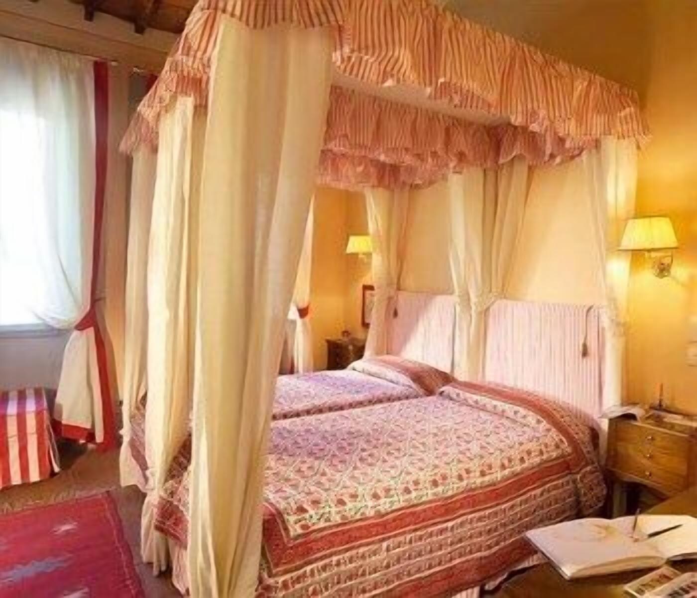 ROOM, DOUBLE BED