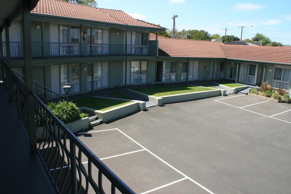 Eight Spence Ex Atwood Motor Inn 45/53