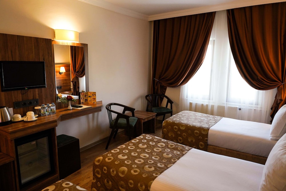 FAMILY SUITE, DOUBLE AND TWIN BEDS