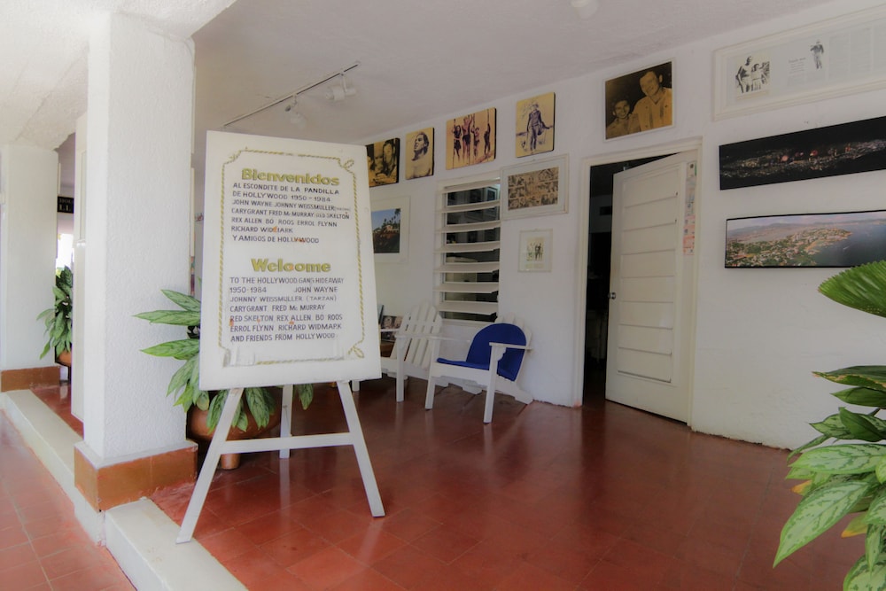 Los Flamingos Hotel 24/47
