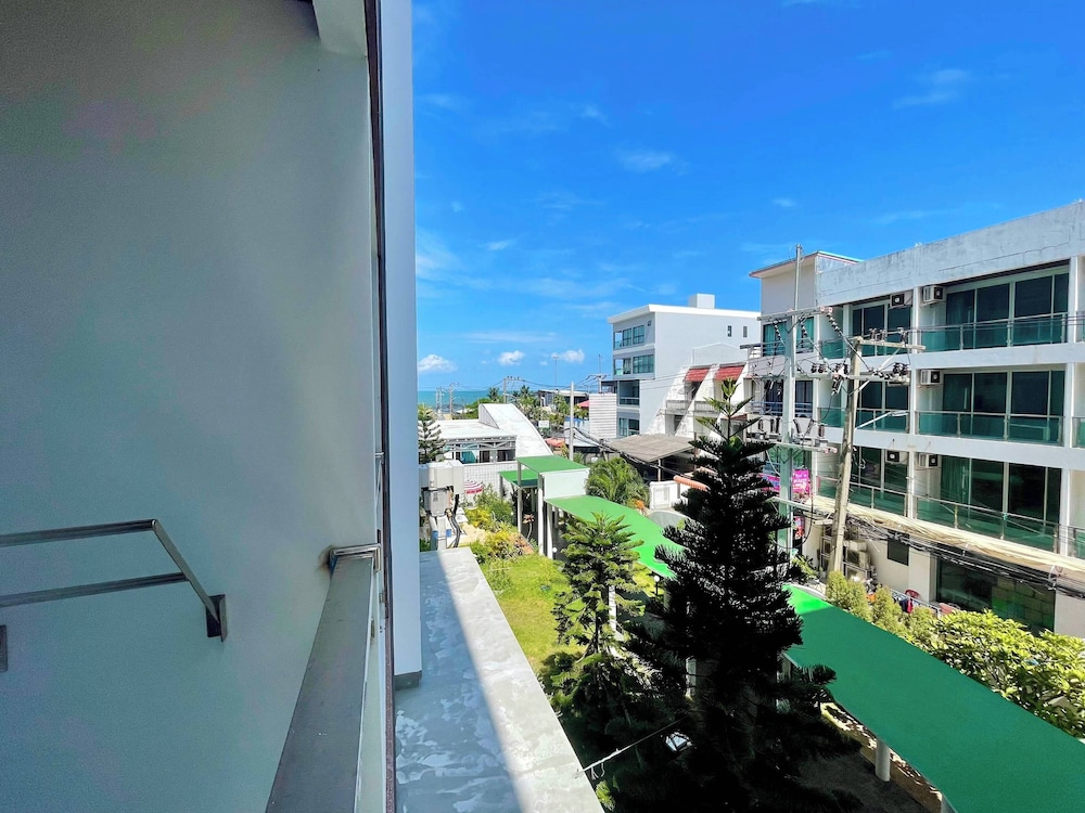 Golden Jomtien Beach Hotel 3/100