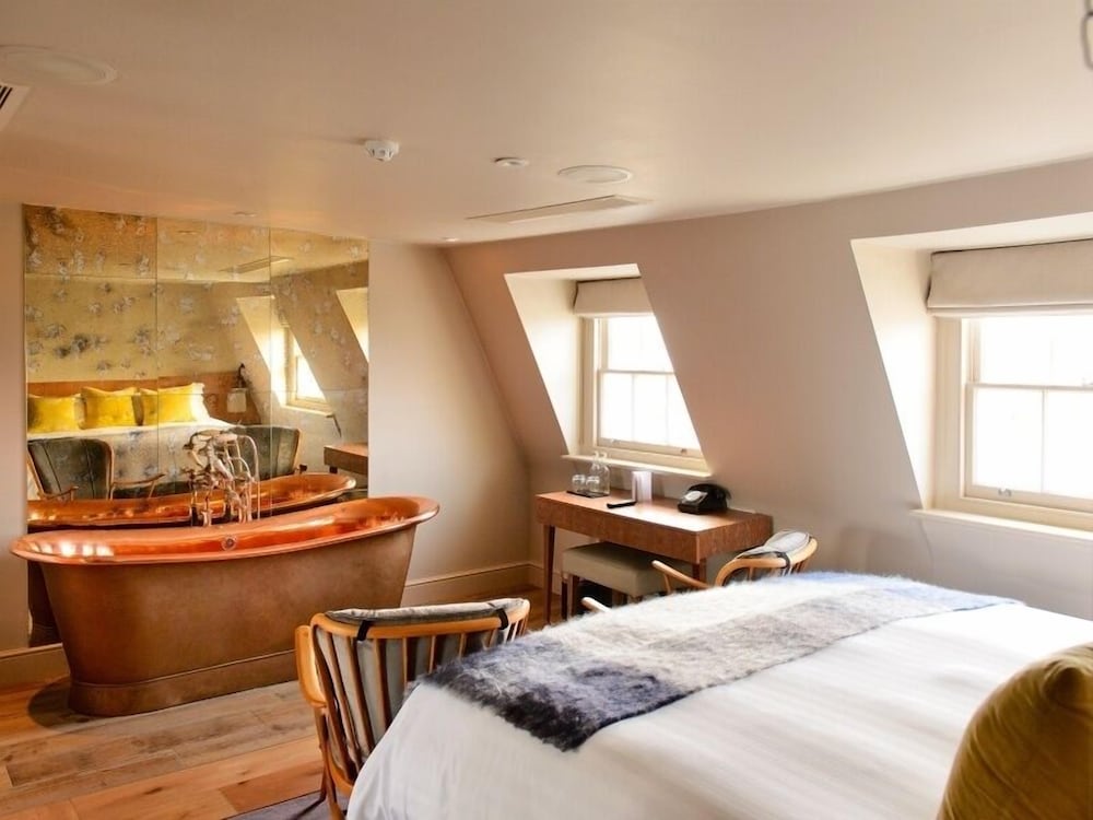 ROOM, RIVER VIEW
