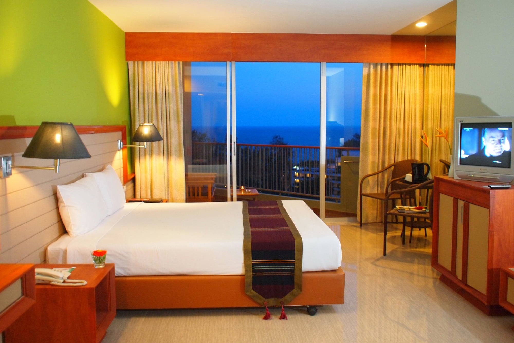 DELUXE, TWIN BEDS