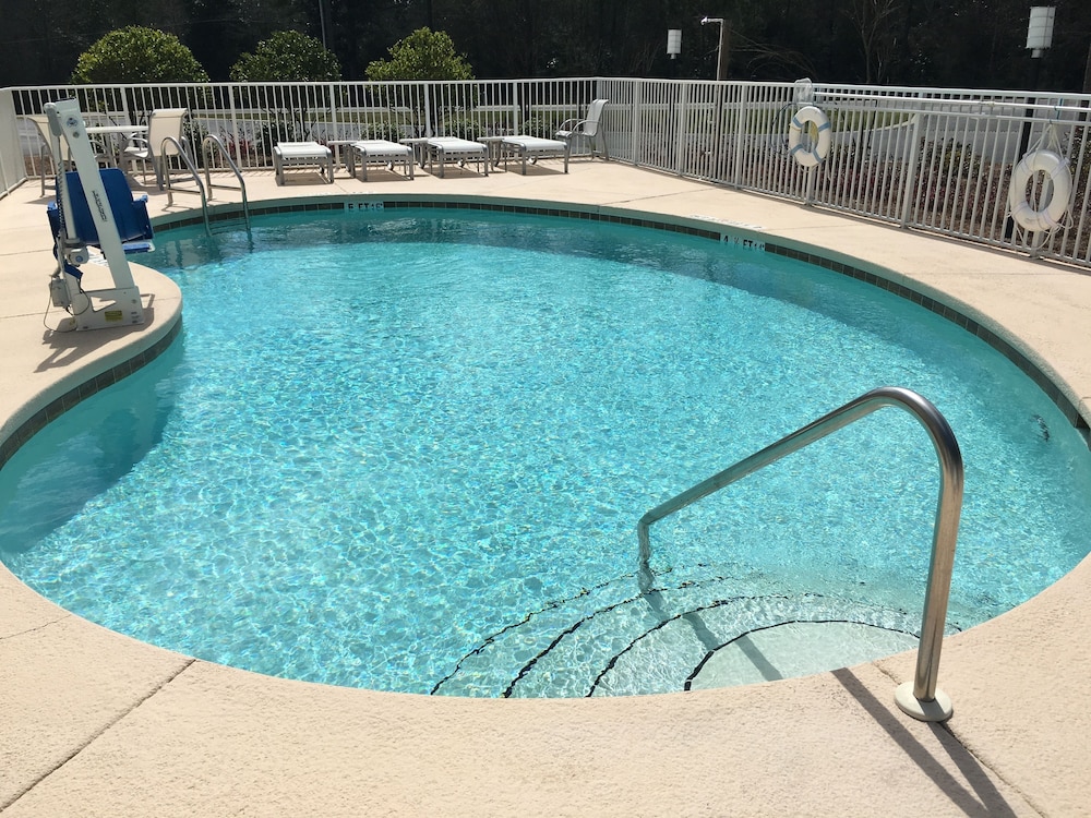 Holiday Inn Express Defuniak Springs 5/42