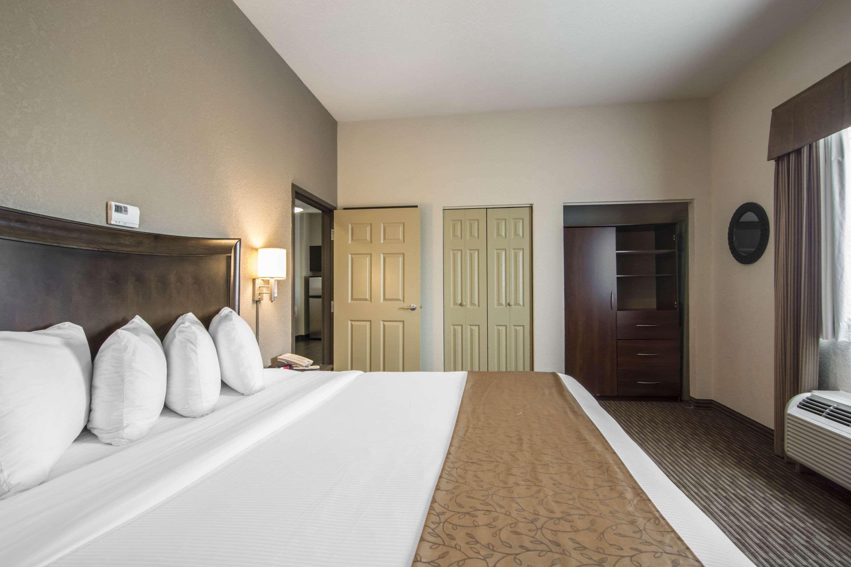 Efficiency, Suite, King Bed