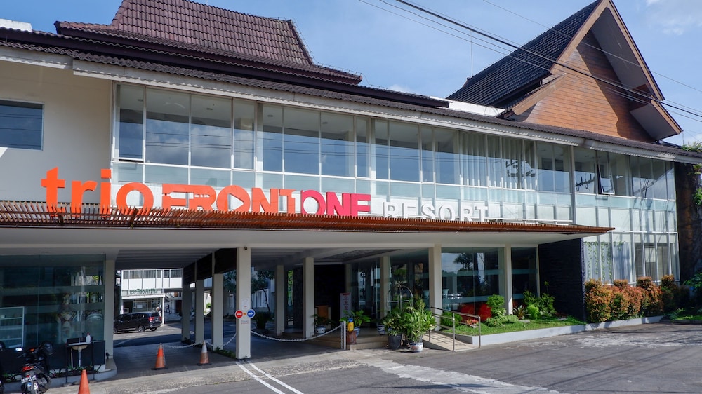 Front One Resort Magelang 2/50
