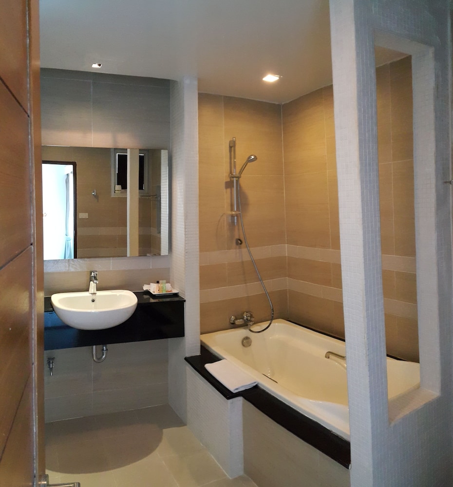 April Suites 61/64