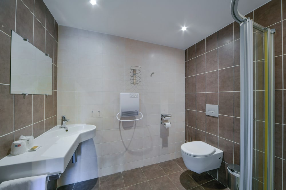 Brit Hotel Bourges L Olympia 52/54