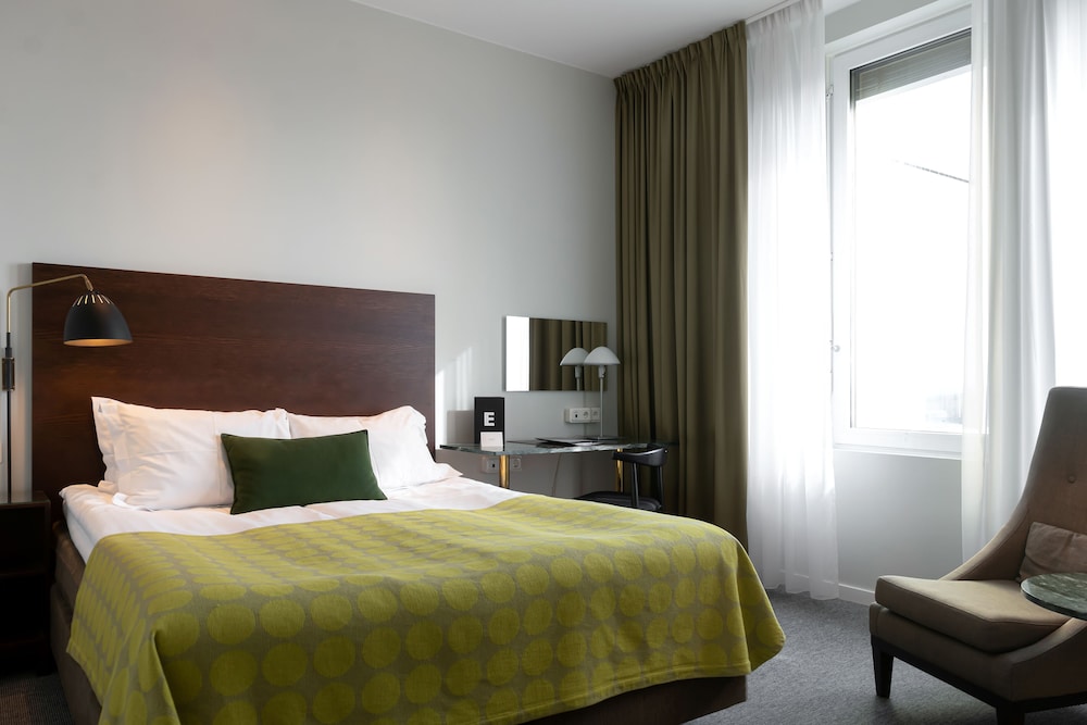 Family, King Bed, 2 Trundle Beds