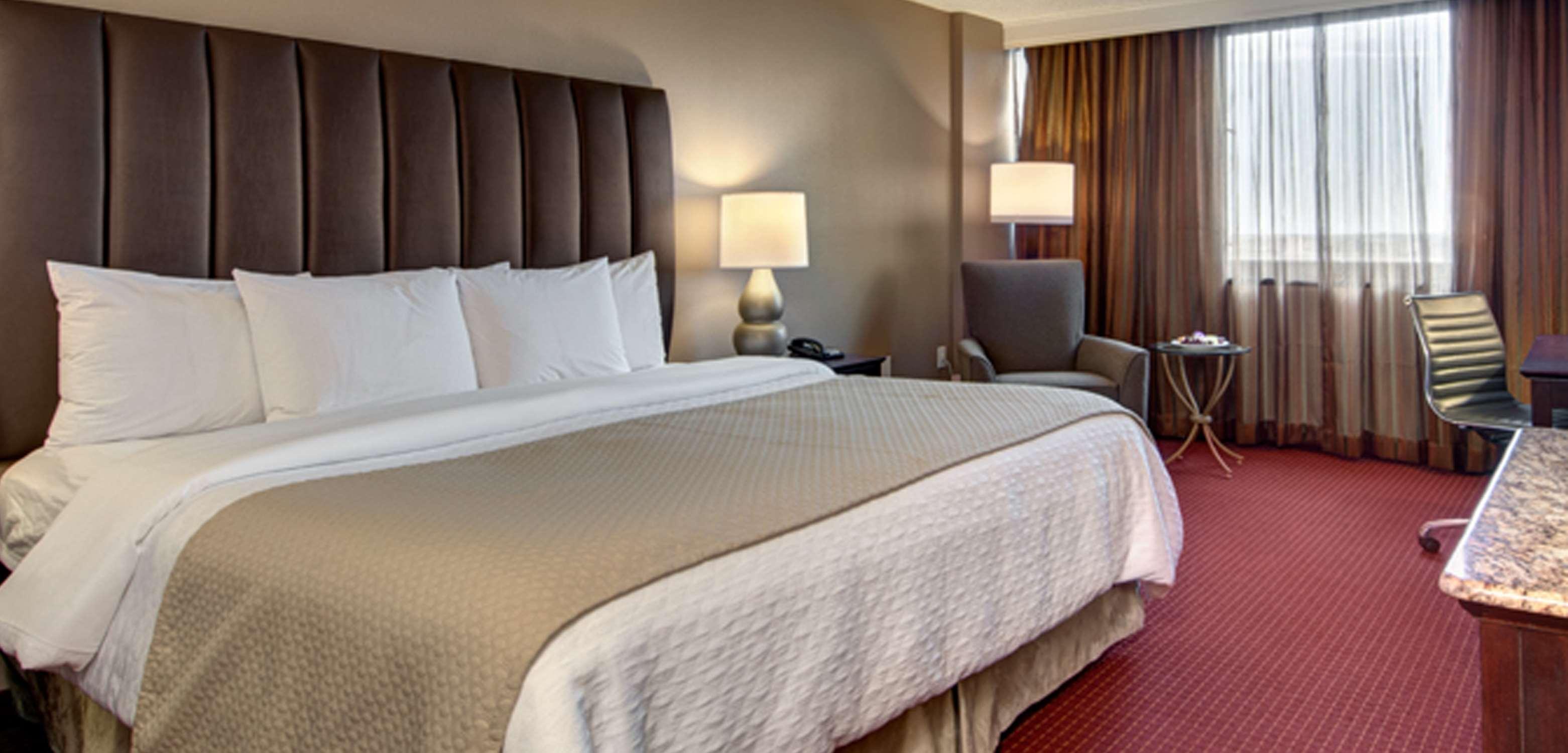 2 ROOMS, SUITE, KING BED, SOFA, CORNER