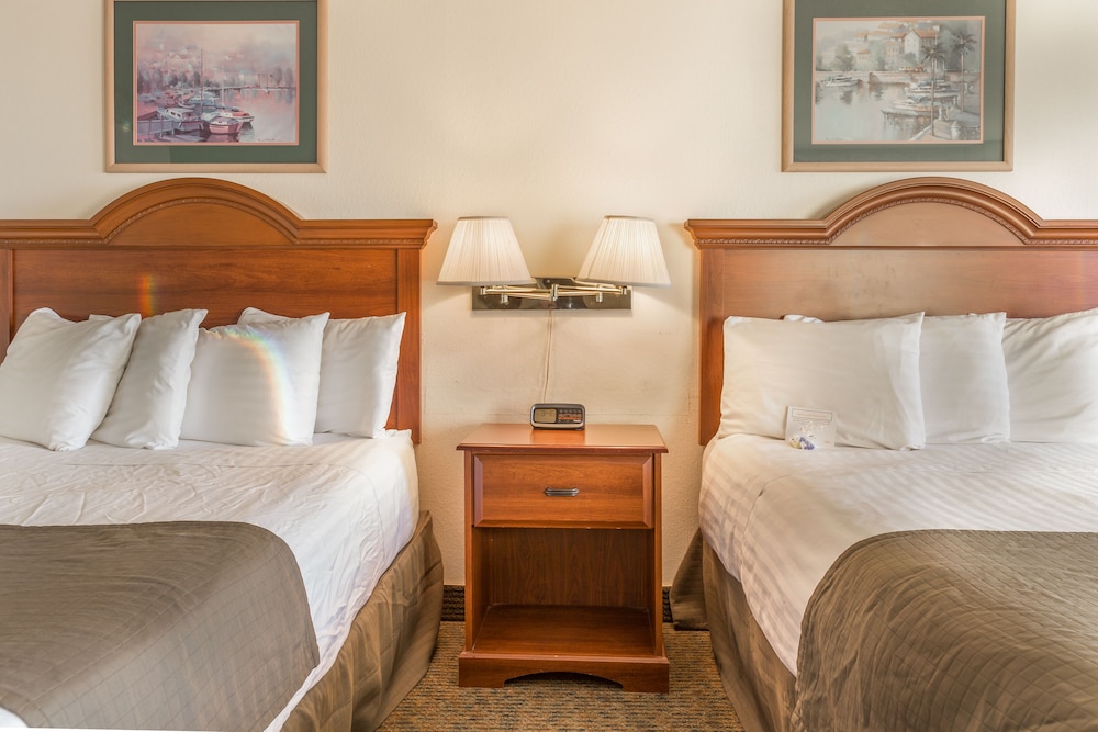 Ebb Tide Oceanfront Inn 23/73