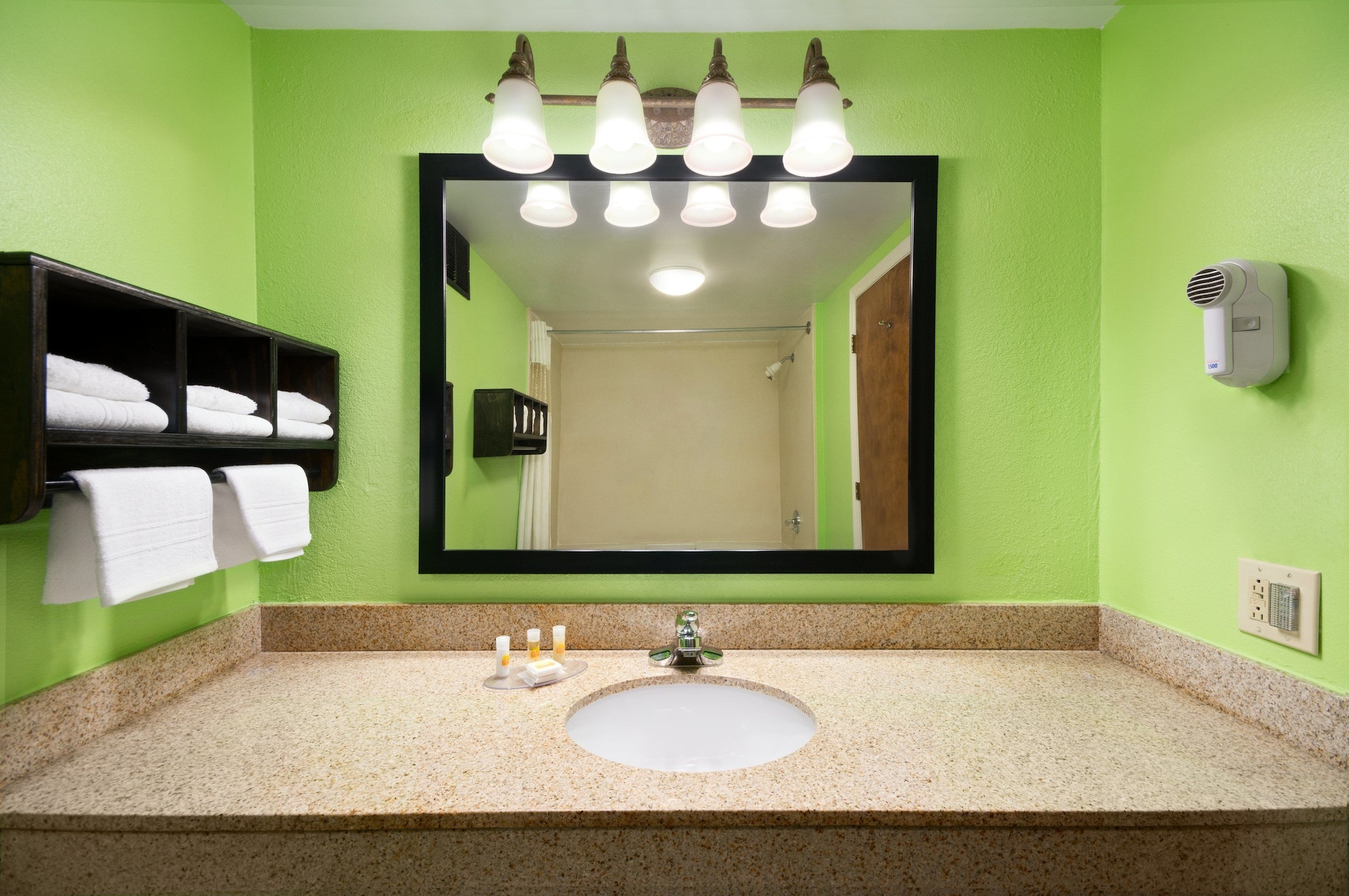 غرفة بسريرين مزدوجين للمدخنين، Days Inn By Wyndham Acworth 8/8