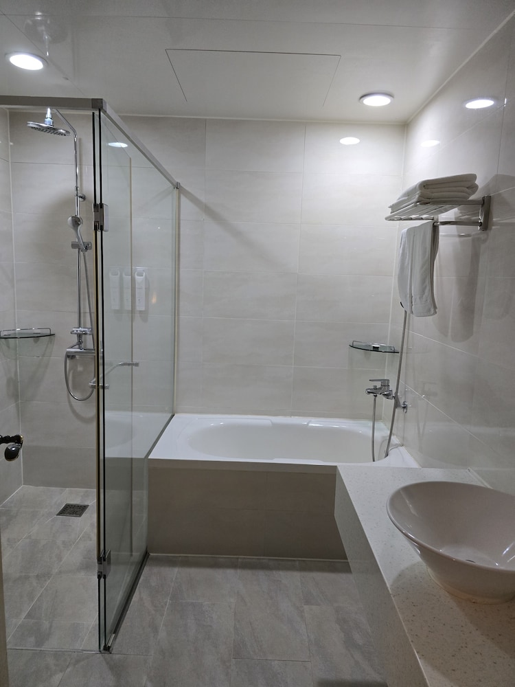 Narsha Hotel 51/53