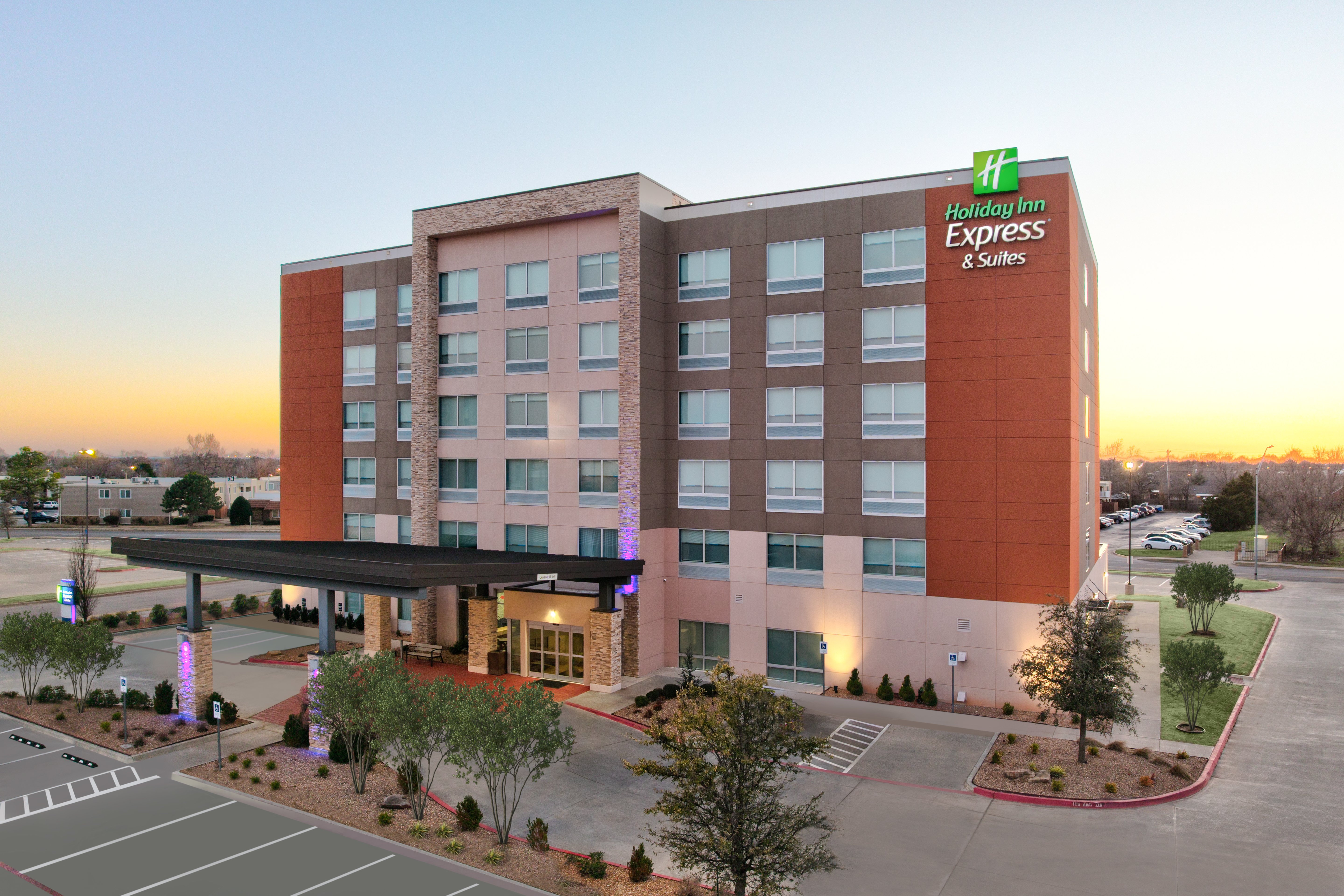 HOLIDAY INN EXPRESS & SUITES MOORE 4/75