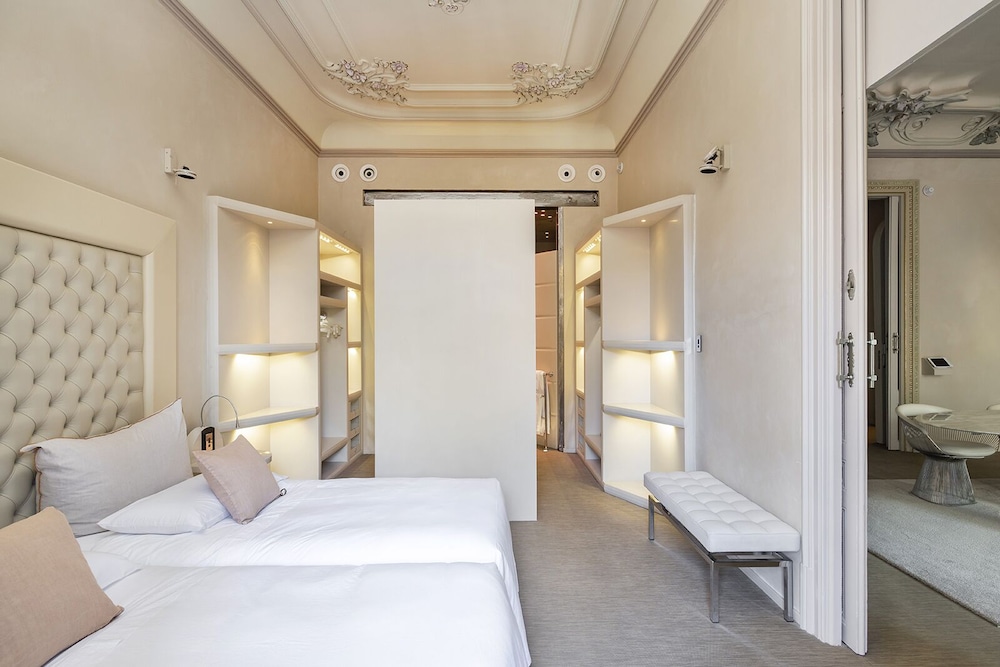 Royal, Design, Suite, King and Twin Beds