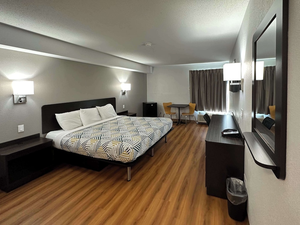 STANDARD, QUEEN BED
