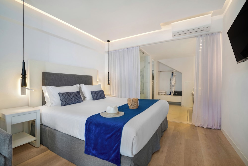 Lower, Boutique, Suite, Queen Bed, Plunge Pool, Annex, Grand Floor