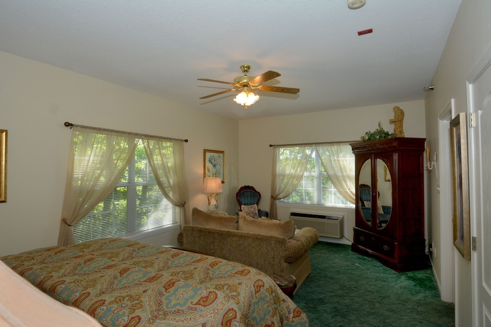 Bradford House Bed & Breakfast 43/54