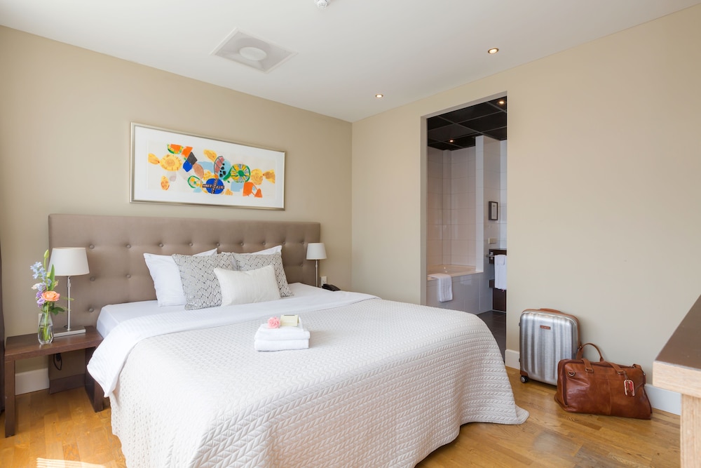 Boutique Hotel Lumiere 8/28