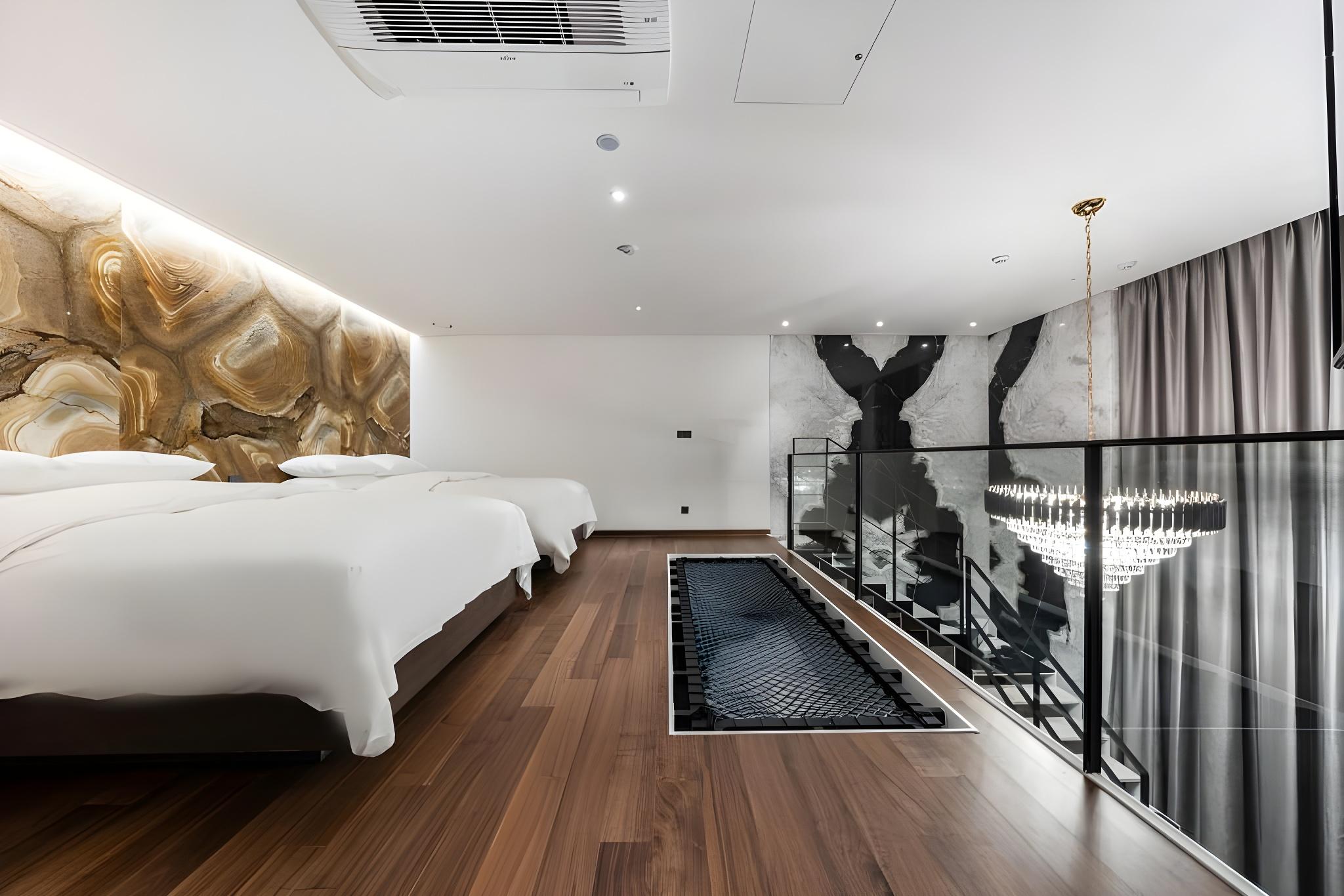 Royal, Wood, Suite, 2 Queen Beds