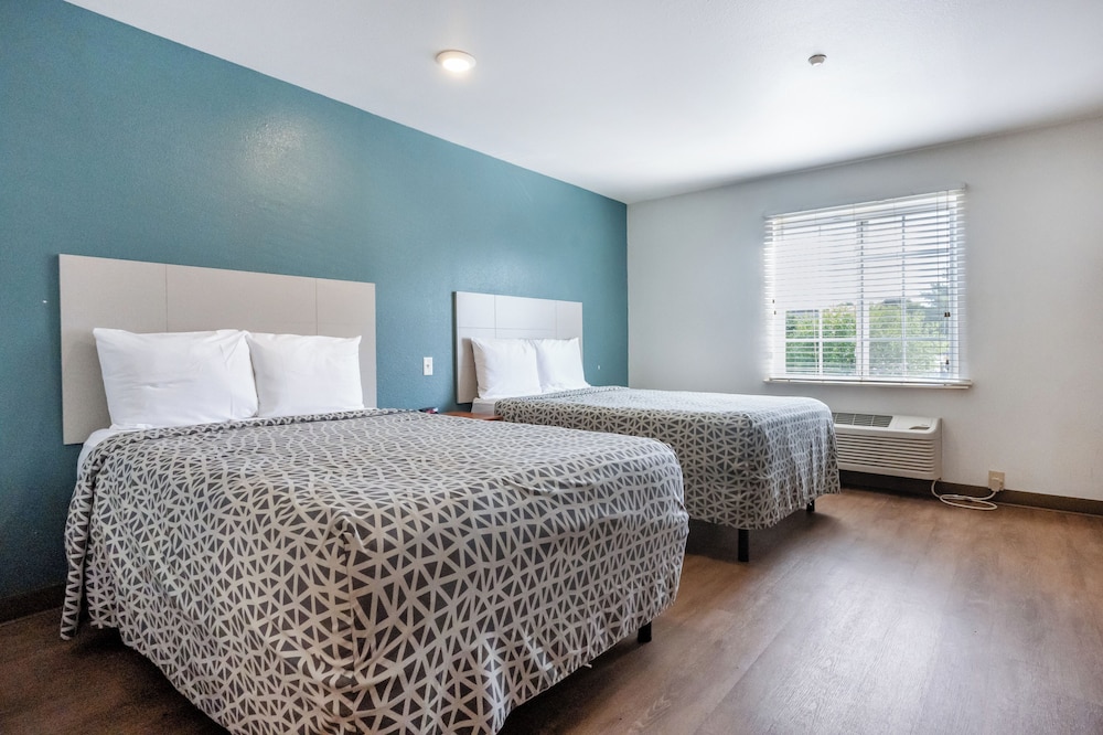 STUDIO, 2 DOUBLE BEDS, KITCHEN