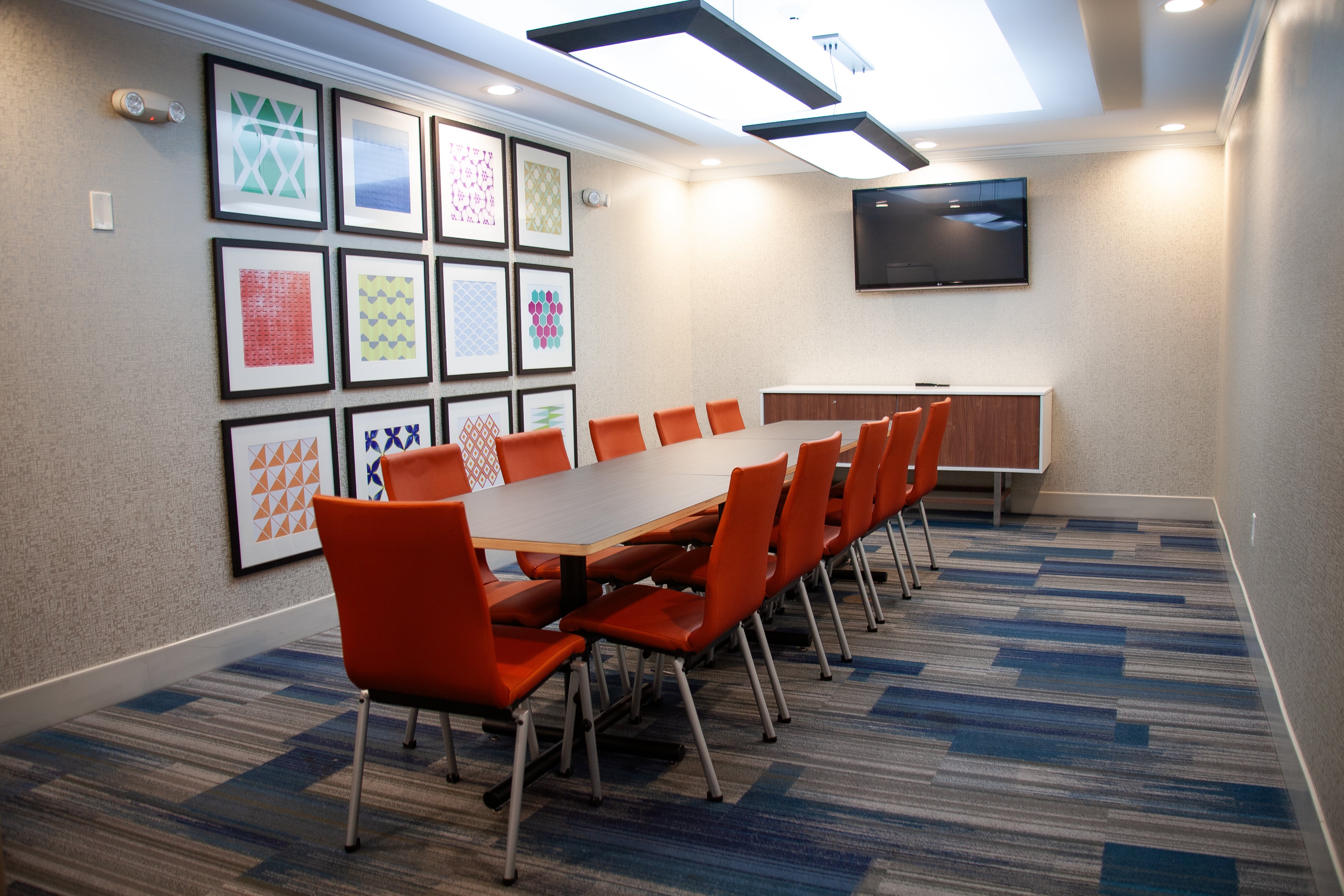 Holiday Inn Express Suites Overland Park 53/60