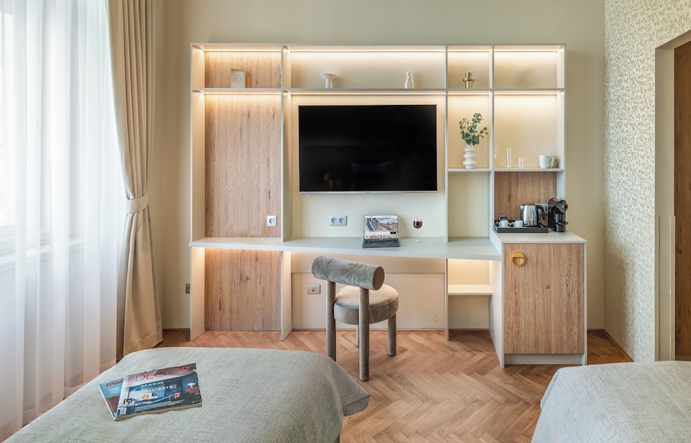 Hotel Maestro by Adrez 43/47