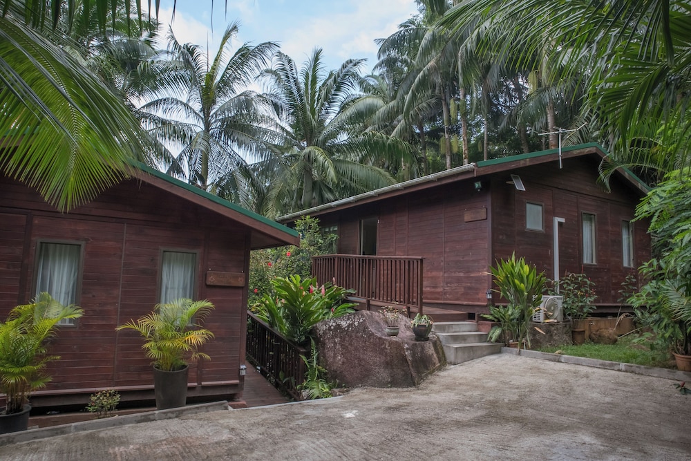 Hillside Retreat 8/42