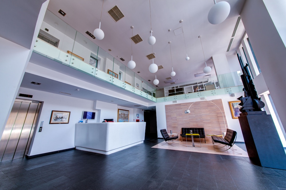SARROGLIA HOTEL 6/40