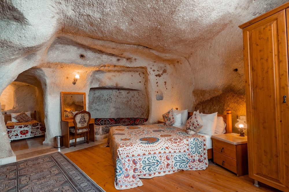 Amber Cave Suites 15/76
