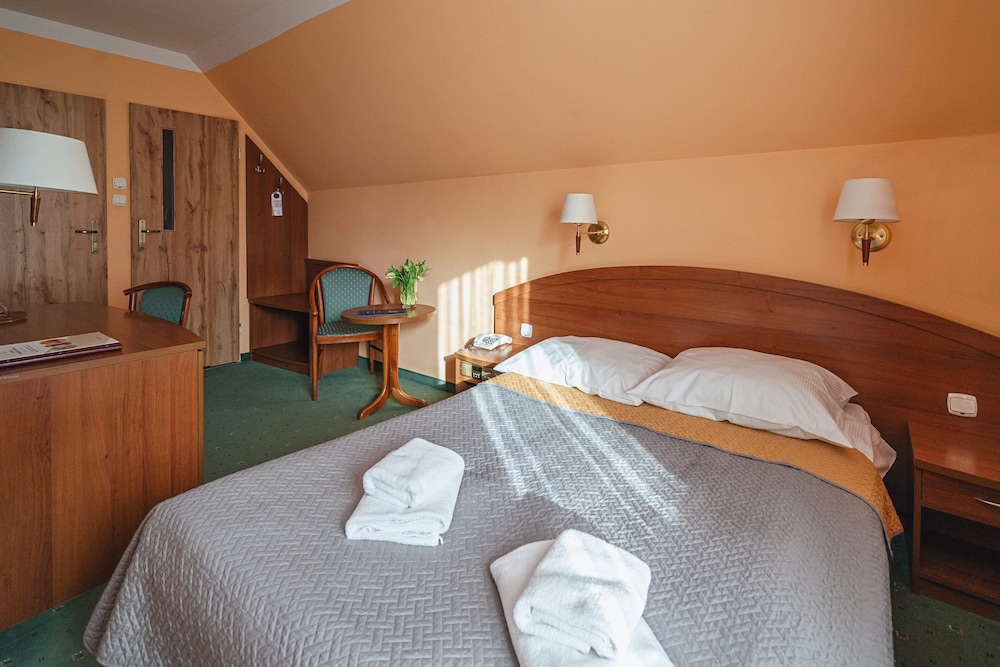 ROOM, DOUBLE BED