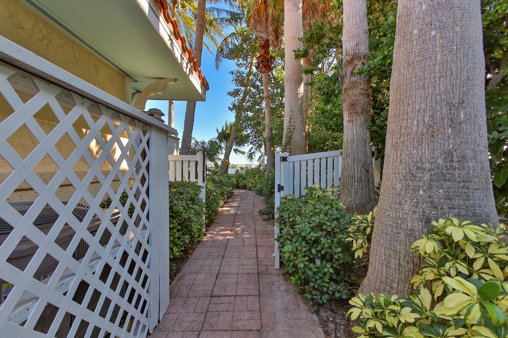 Tortuga Inn Beach Resort 65/76