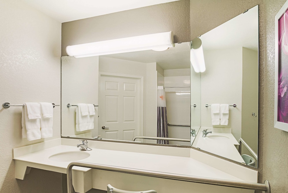 La Quinta Inn & Suites by Wyndham Fort Worth North 13/45