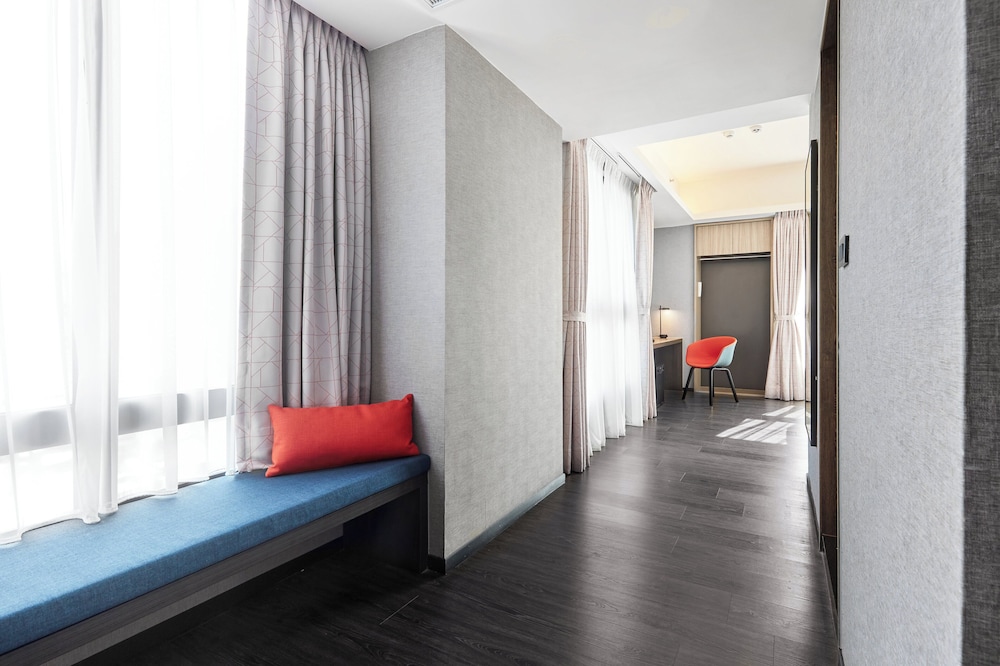 Holiday Inn Express Kaohsiung Love River 36/49