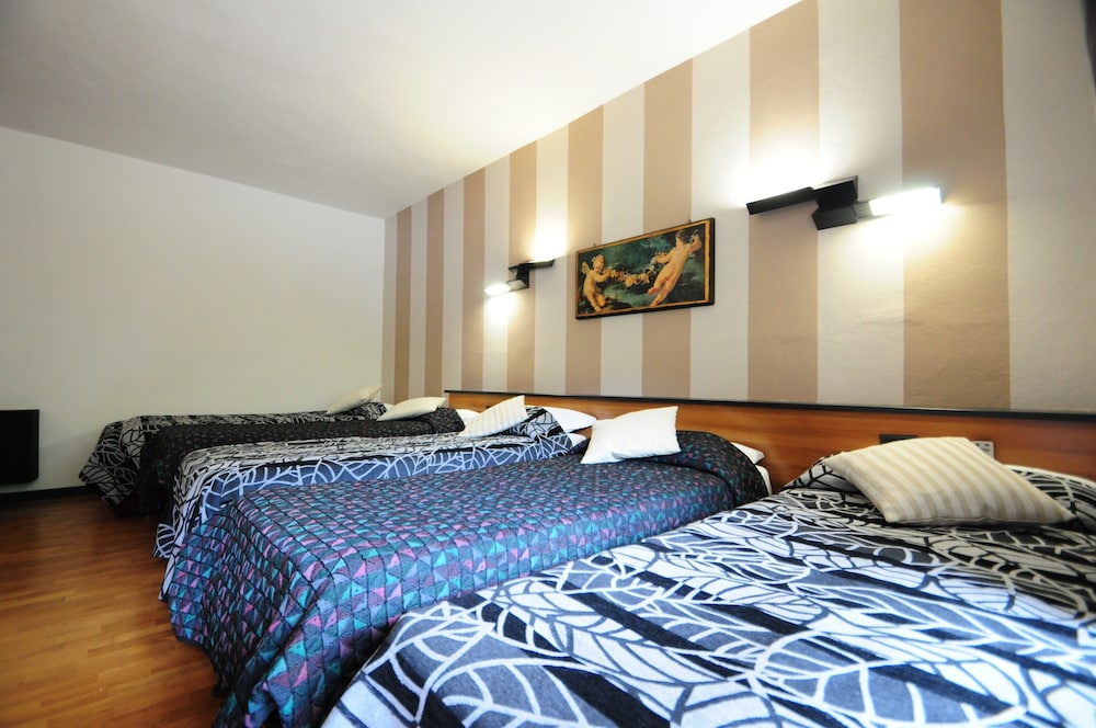 ROOM, QUADRUPLE