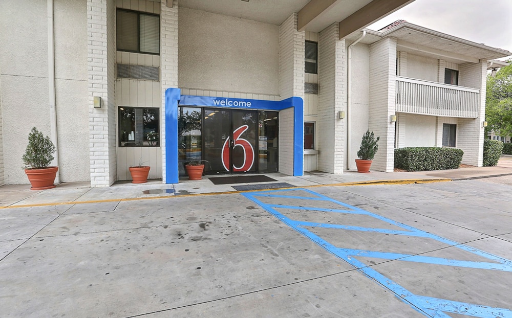 Motel6 Addison, TX - Dallas 10/56