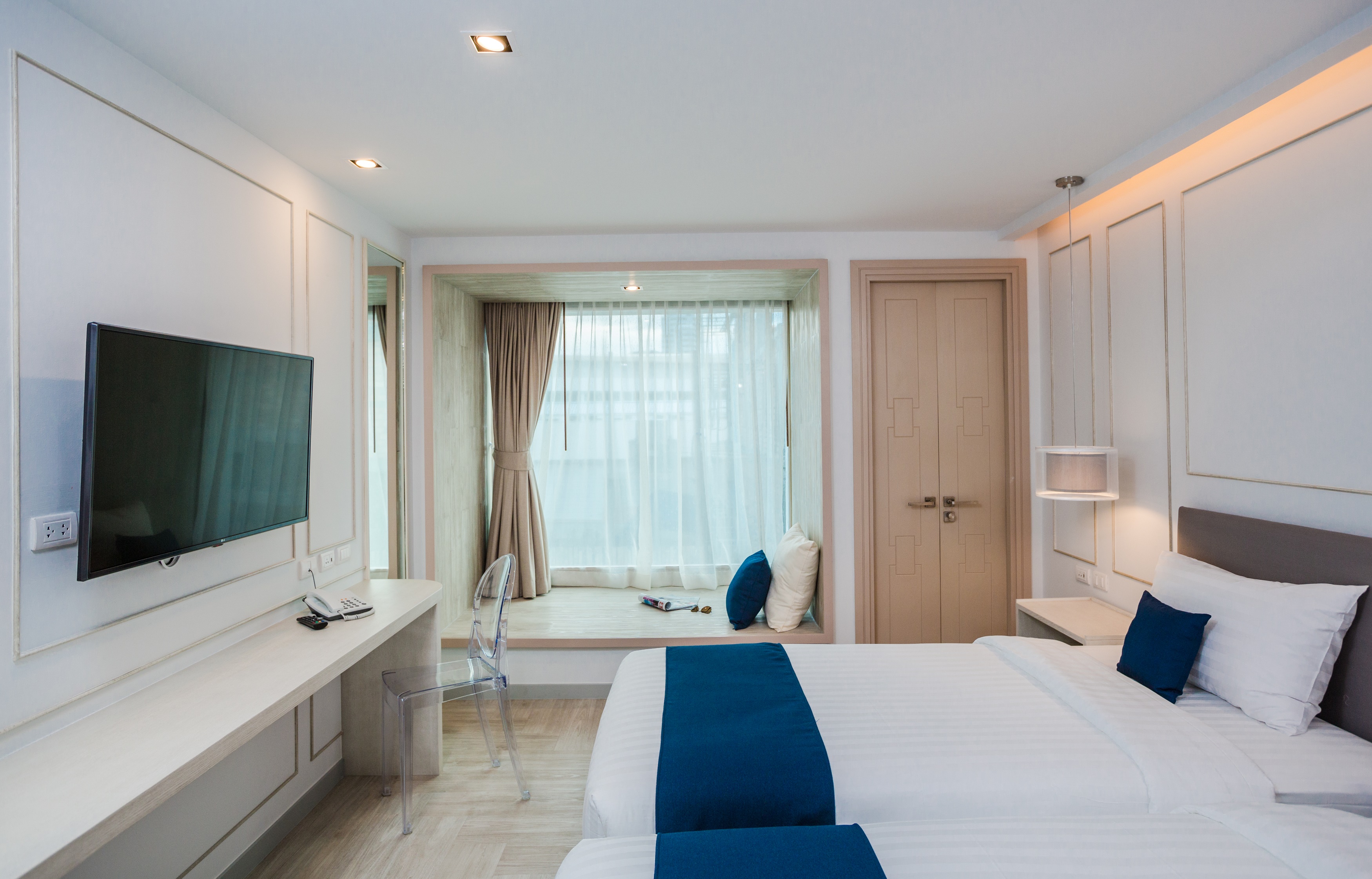 DELUXE ROOM