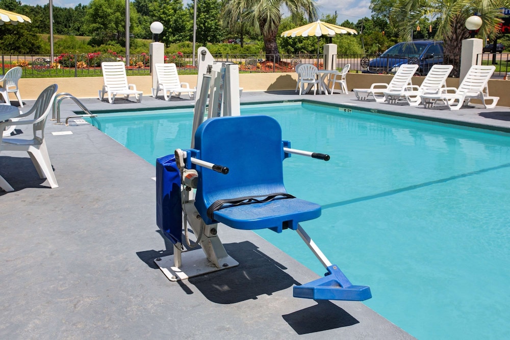 Days Inn By Wyndham Ladson Summerville Charleston 30/48