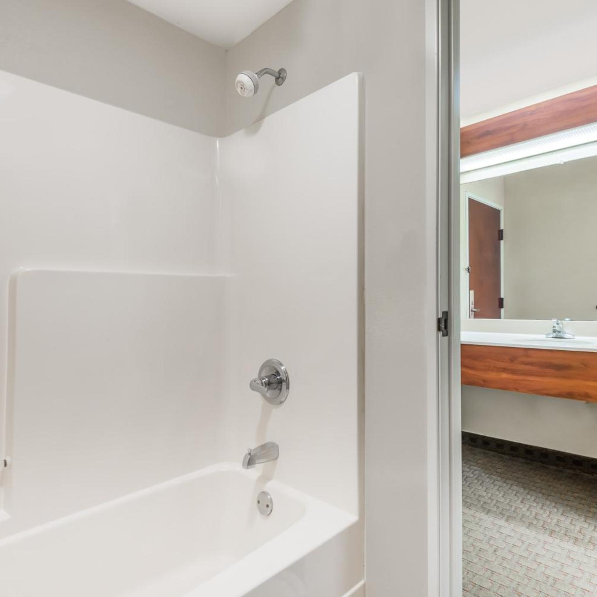 Deluxe, Suite, Queen Bed, Days Inn by Wyndham Norton 4/4