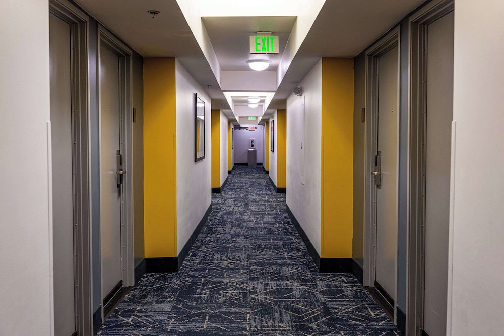 Comfort Inn & Suites Near Universal - N. Hollywood - Burbank 44/68