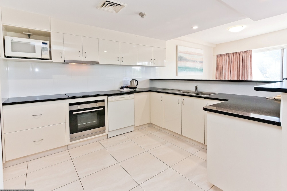 WHITE CREST LUXURY APARTMENTS 4/50