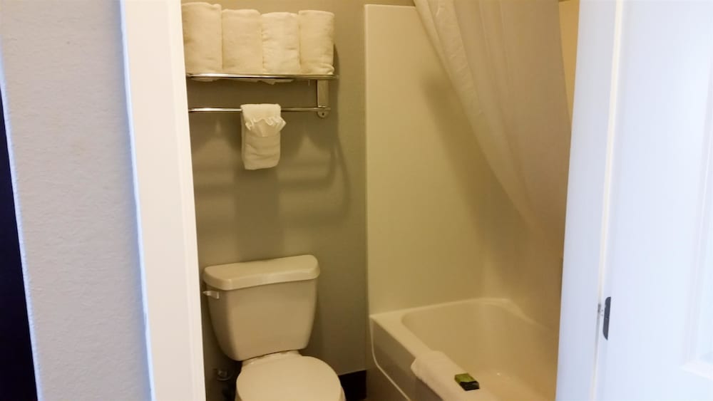 غرفة ديلوكس بسرير كينج، Studio6 Beeville, TX 7/10