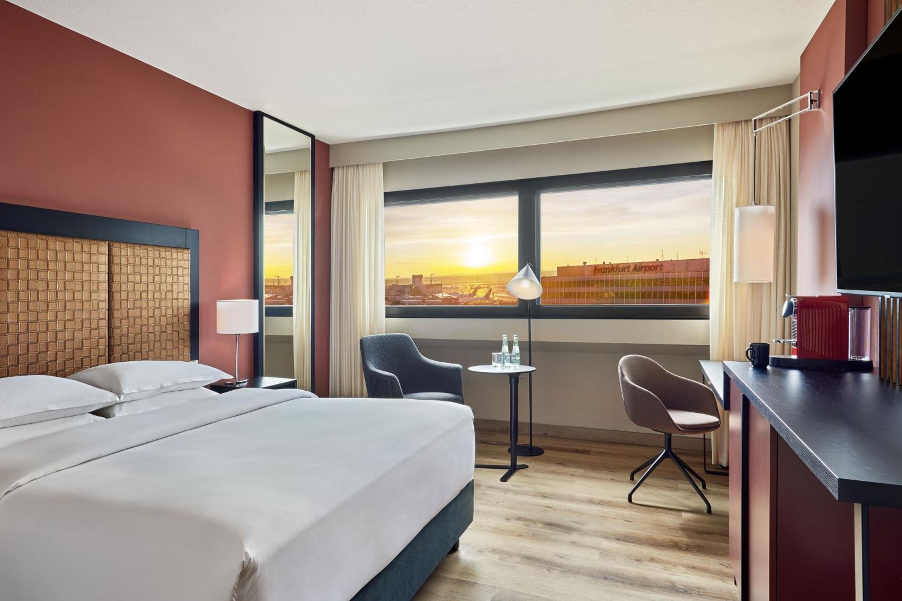Sheraton, Club, Guest Room, King Bed, King or Queen Bed, Club Lounge Access