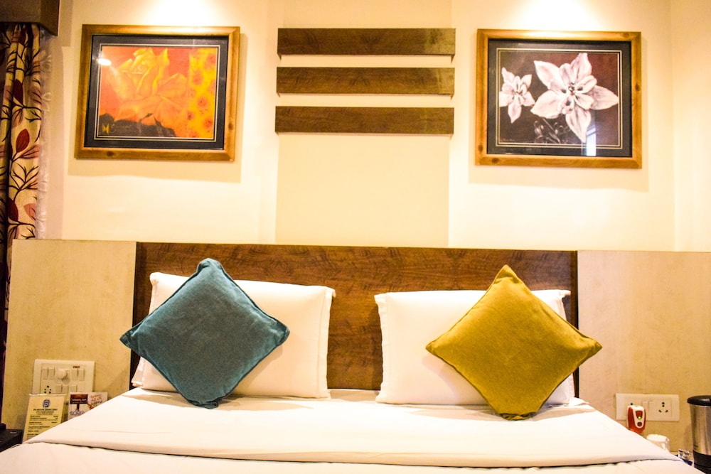 Hotel Pushpak 54/74